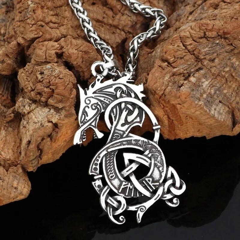 Collar con colgante de dragón vikingo