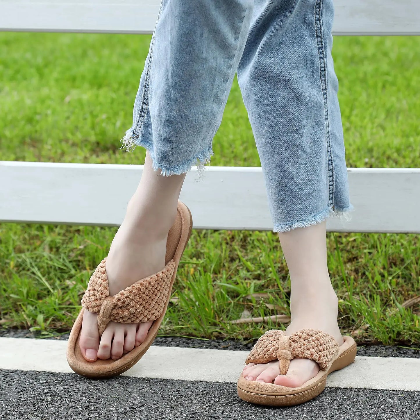 Parlovable Tongs pour femmes en mousse à mémoire de forme, chaussures d'intérieur confortables et respirantes à bout ouvert, semelles en caoutchouc antidérapantes, pour l'intérieur et l'extérieur, pointure 39-40, camel