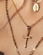 Collar con cruz de rasgo